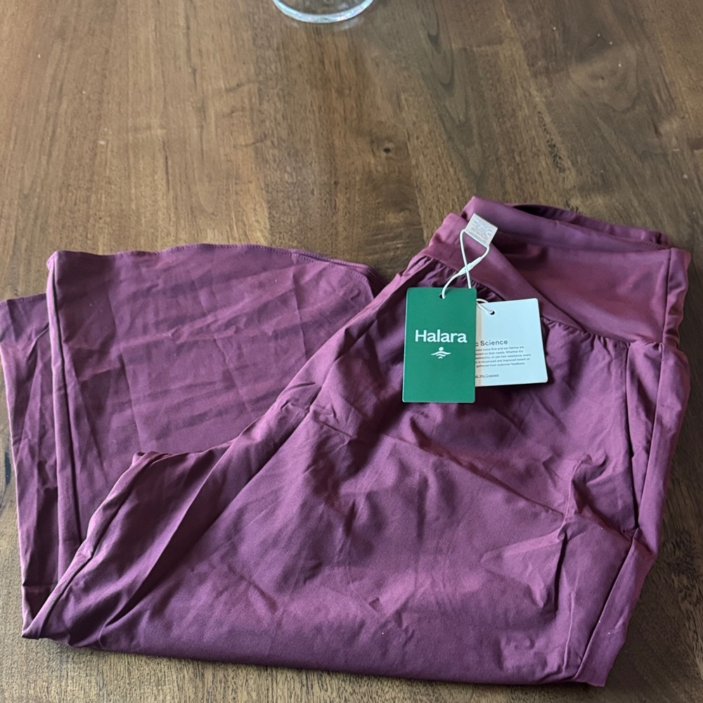HALARA Women’s cropped Joggers in Plum